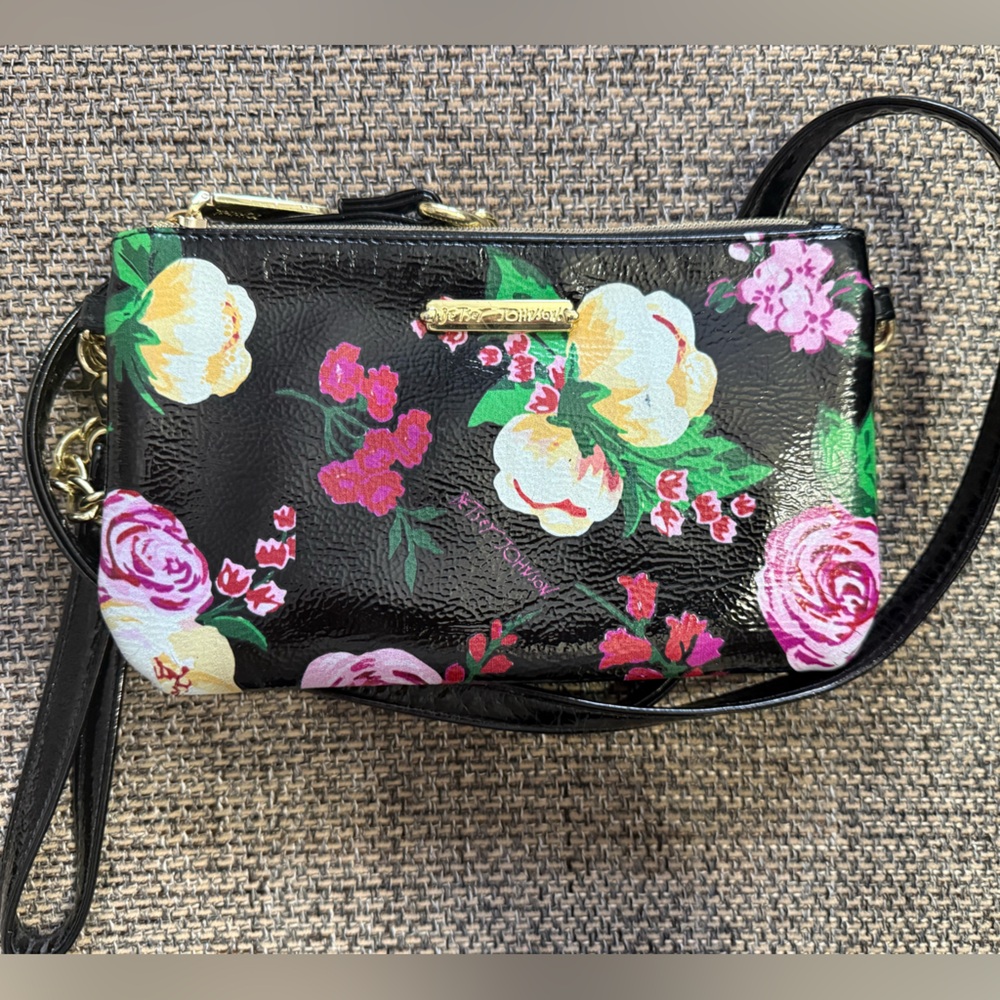 💜A (charging) Betsey Johnson Floral Crossbody Bag + Multi-Port Charger! 💜